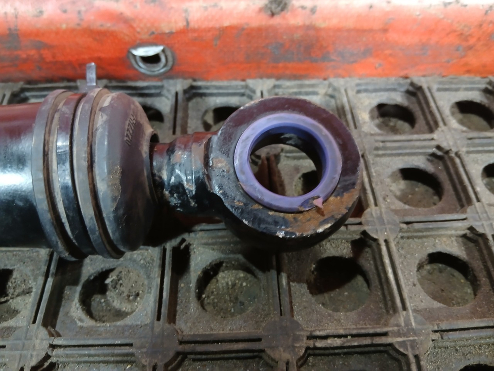 Цилиндр подъема кабины левый 2023г.