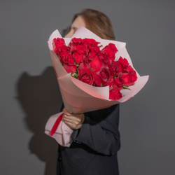 Букет 19 роз Кения 40 в пленке красные