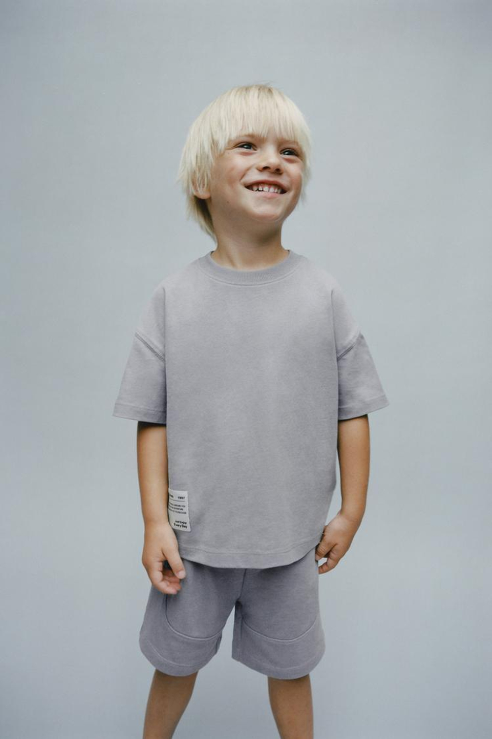 ZARA КОМПЛЕКТ ИЗ ФУТБОЛКИ И ШОРТОВ, СВЕТЛО-СЕРЫЙ