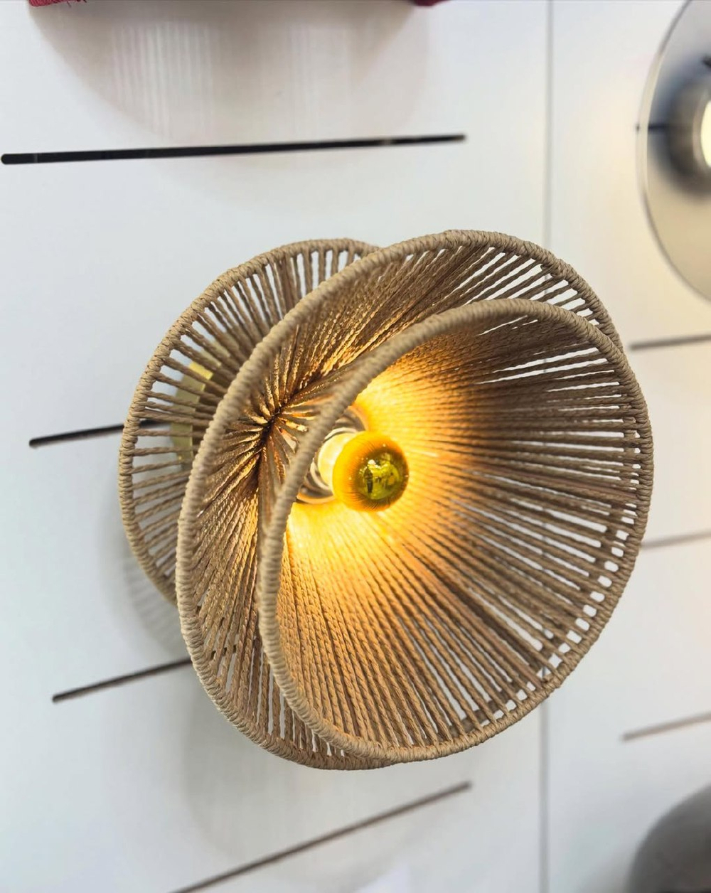 Настенное бра из ротанга — стильный плетёный светильник для вашего интерьера.