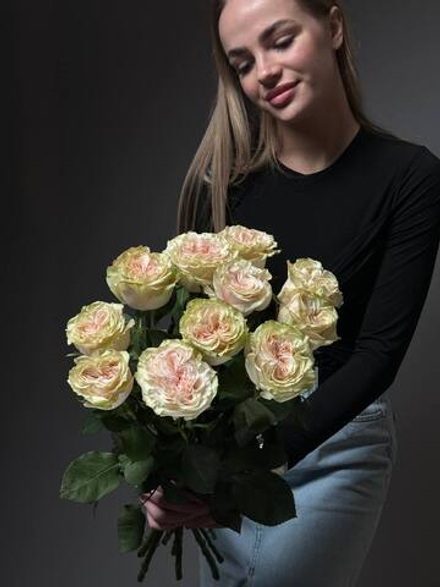 Букет из 11 розово-зеленых пионовидных роз под ленту