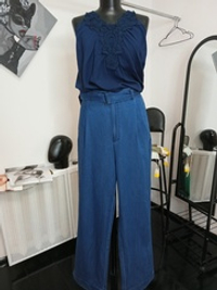 Джинсы STUDIO расклешонные с поясом + синий топ JOPHIE с накладным шитьем. Размер - 48/50 русский.