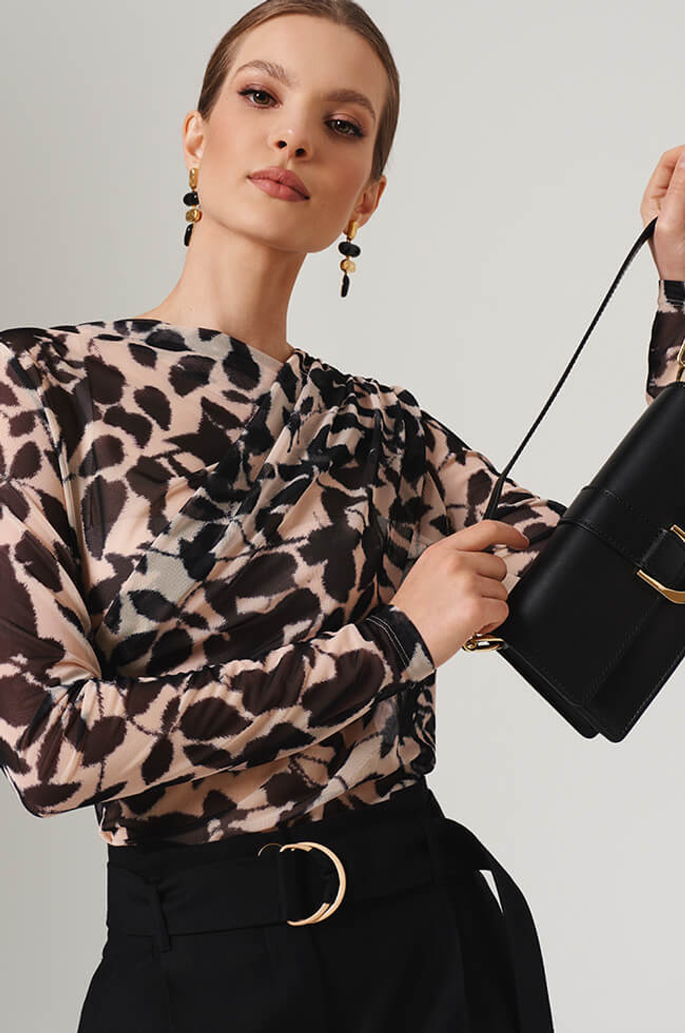 23099 Лонгслив женский (бежево-черный принт)