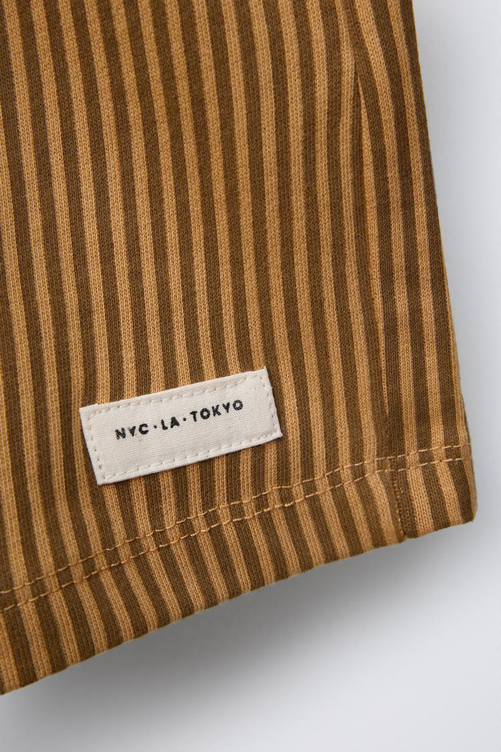 ZARA ШОРТЫ ИЗ МЯГКОЙ ТКАНИ В ПОЛОСКУ С НАШИВКОЙ, ОХРА