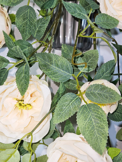 Искусственные цветы Камелия кремовая в настенном кашпо