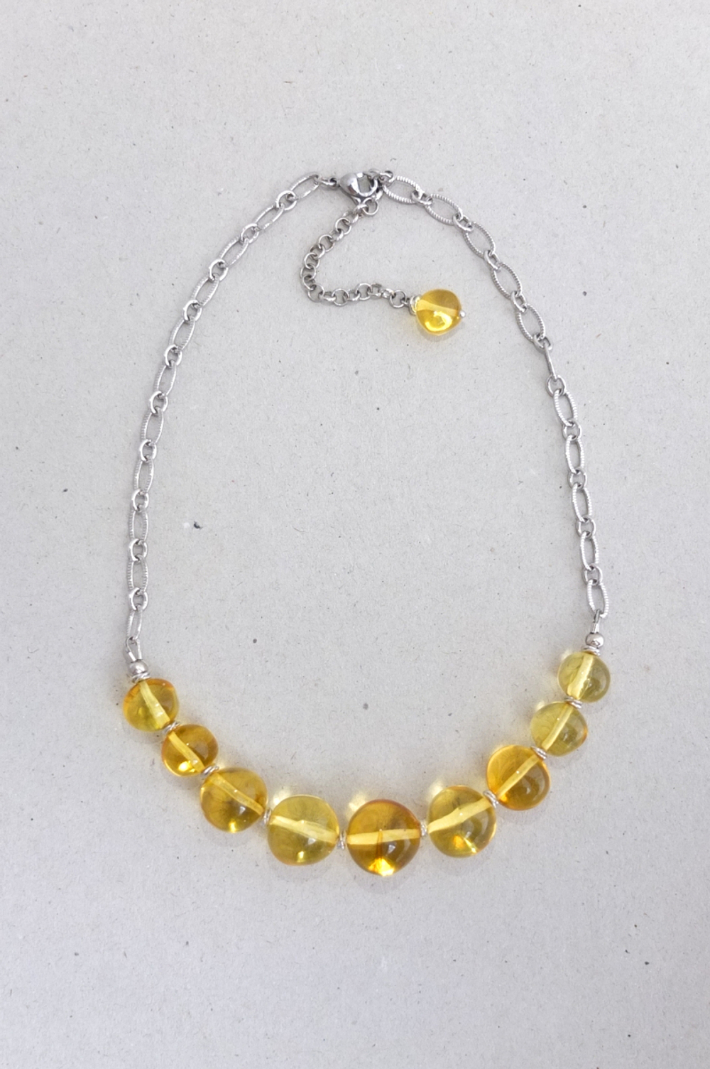 choker-iz-naturalnogo-yantarya-limonnogo-cveta