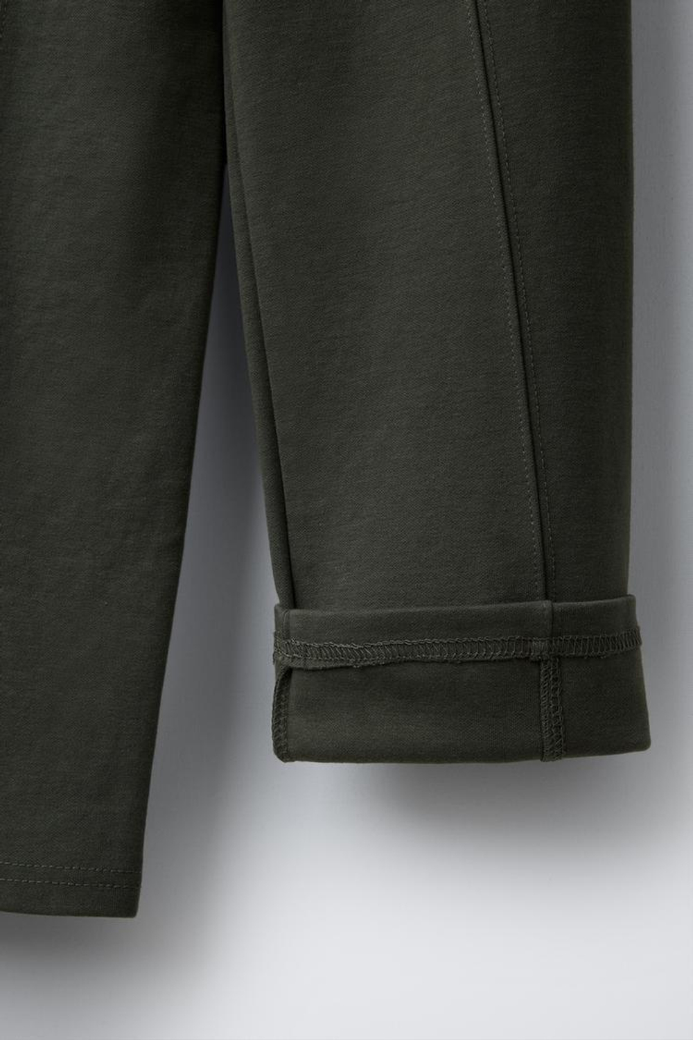 ZARA БРЮКИ ПРЯМОГО КРОЯ СО СТРЕЛКАМИ, ЗЕЛЕНОВАТЫЙ