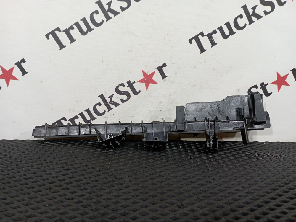 Направляющая стекла двери левой