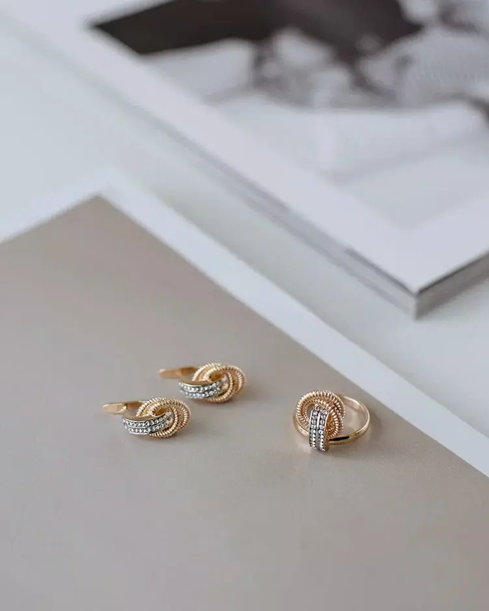 Кольцо из ювелирного сплава с кристаллами Сваровски. Покрытие золото. Размер 18.