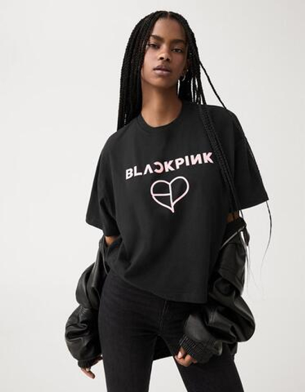 BERSHKA Футболка с короткими рукавами и принтом Blackpink, черный