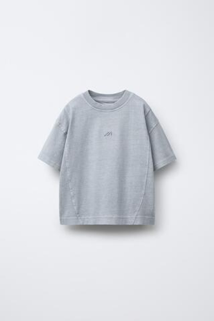 ZARA ФУТБОЛКА GARMENT DYE С ВЫШИТЫМ ЛОГОТИПОМ, ЛИНЯЛЫЙ СИНИЙ