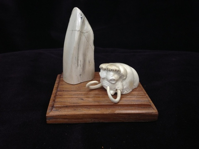 Мамонт у скалы