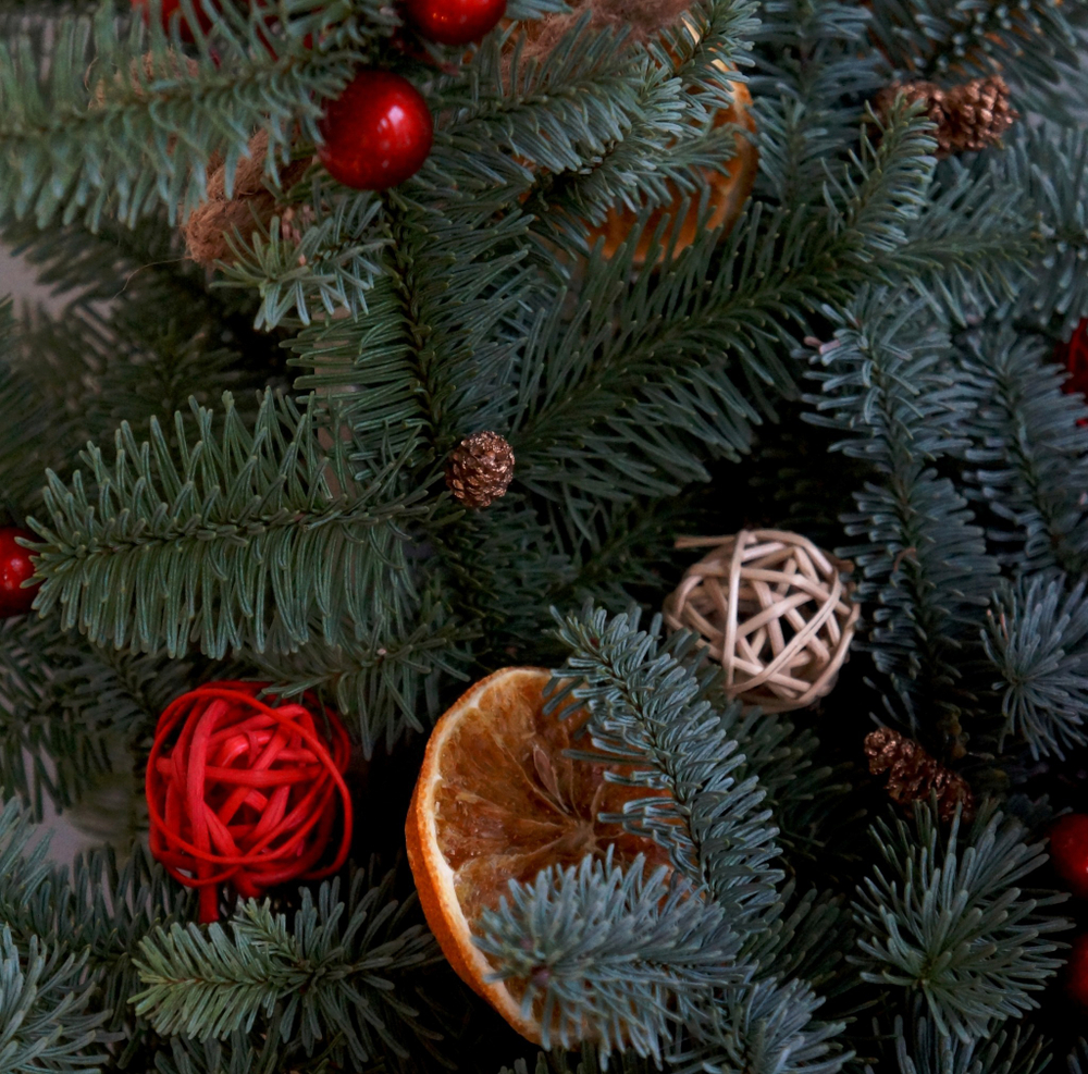 Новогодняя композиция с высокими свечами