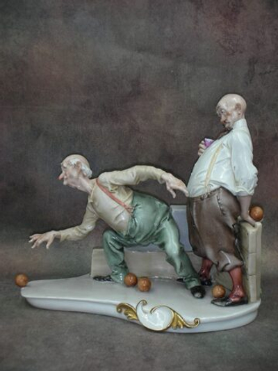 Статуэтка. Фарфор. Игра в петанк. Capodimonte. Италия