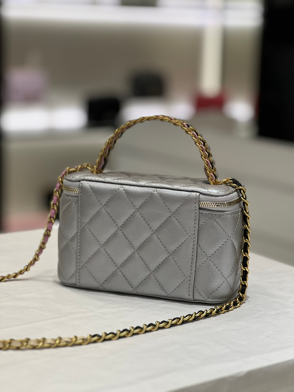 Chane1 Vanity with Chain