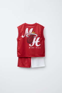 ZARA КОМПЛЕКТ ИЗ ФУТБОЛКИ И ШОРТОВ-БЕРМУДОВ MIAMI HEAT NBA ©, КРАСНЫЙ
