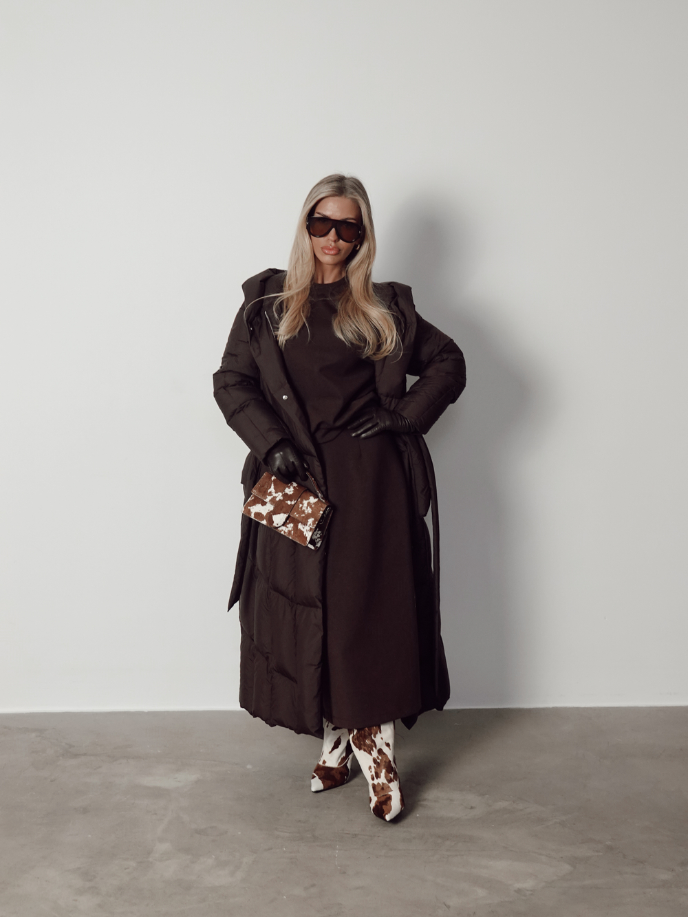 Пуховик в длине макси с акцентными карманами