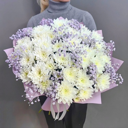 Букет из 9 кустовых хризантем сорта "Baltica white" и сиреневой гипсофилы