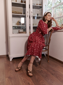 Платье с кружевом по груди