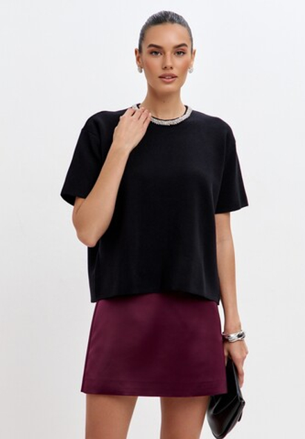 Футболка с кристаллами на воротнике