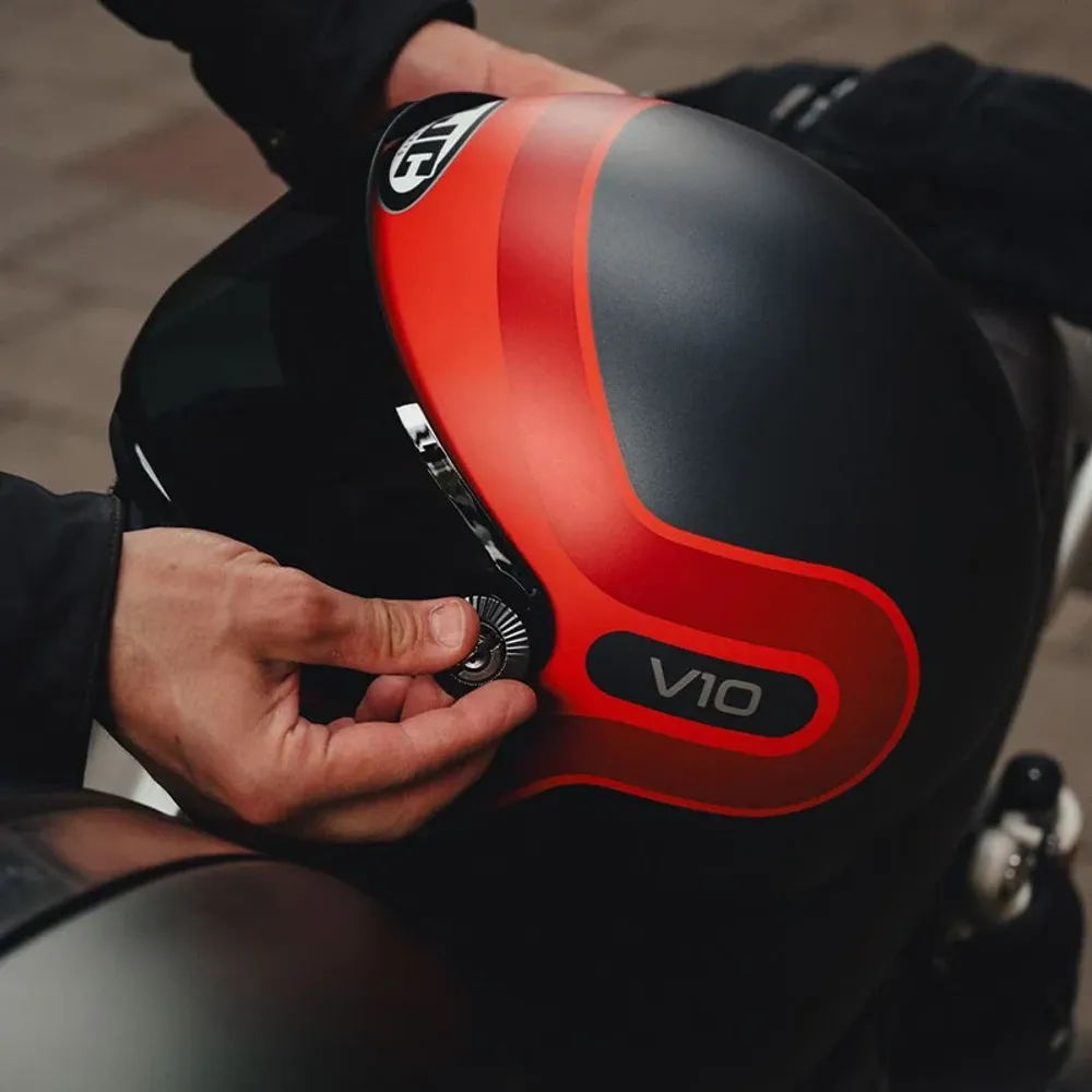 V10 Grape MC1SF / Черно-красный