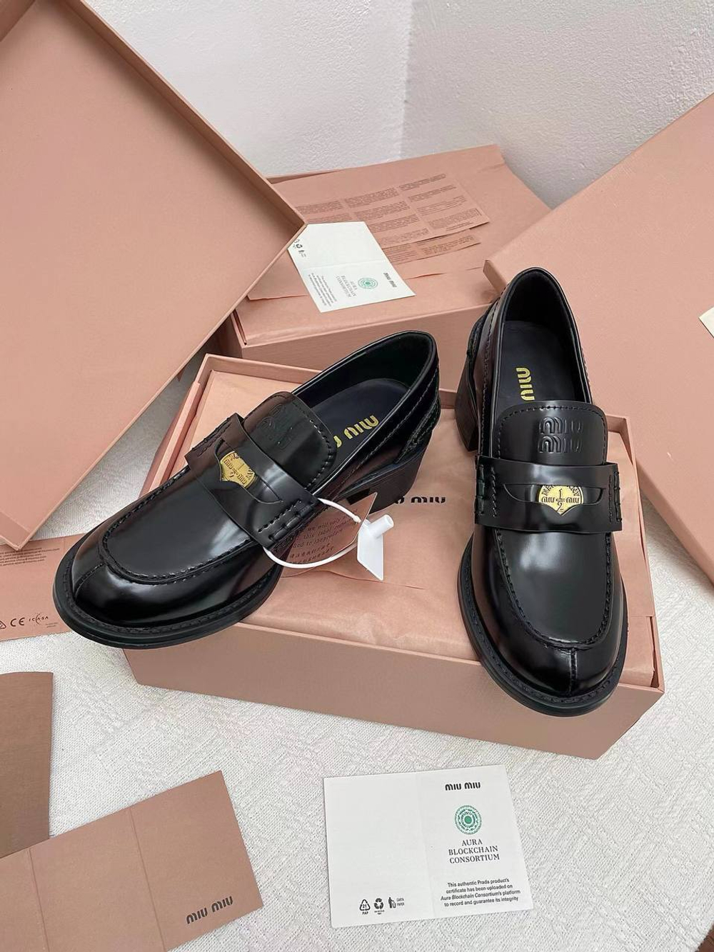 Женские кожаные лоферы Miu Miu черного цвета на каблуке