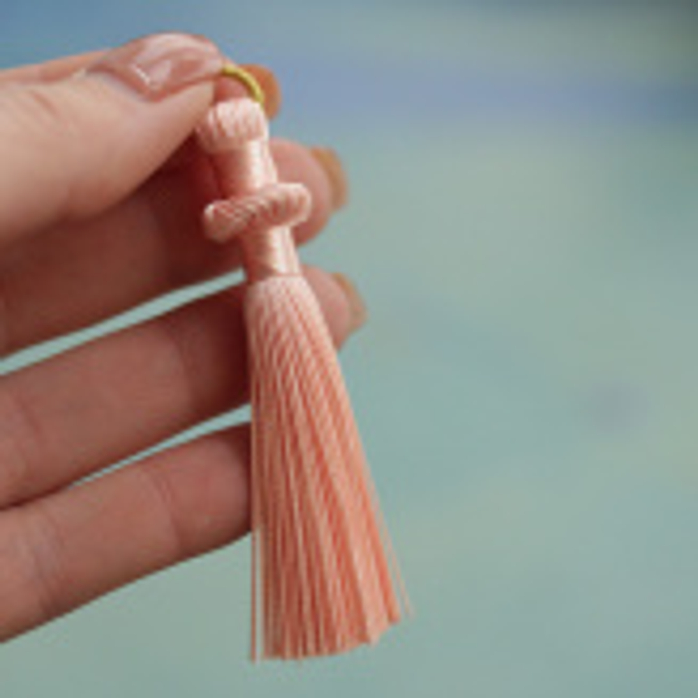 Кисточка подвеска для сердца шелковая розовая