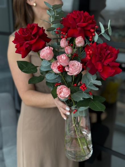 Композиция "Для Мамы" с красными французскими розами, пионовидными розами и илексом в вазе от Флора Маркет
