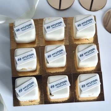 Пирожное кубик с логотипом компании