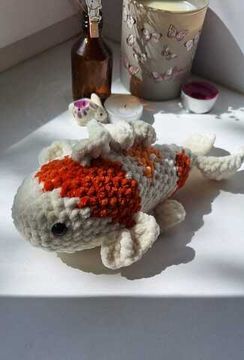 Вязаная игрушка ручной работы "Карп Кои"