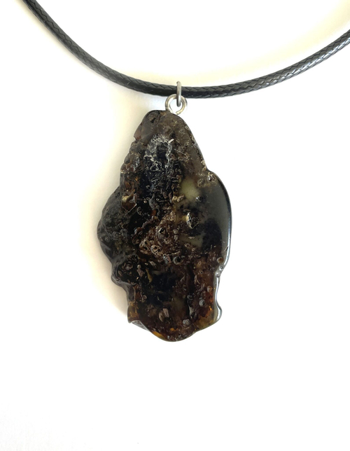 Кулон из янтаря натурального на кожаном шнурке (55 см), длина кулона 4 см