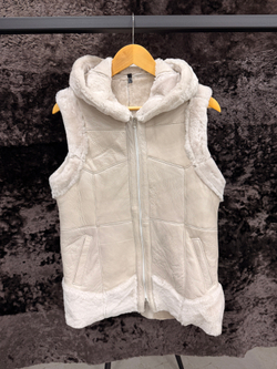 Жилет из натуральной овчины. С капюшоном, 48 Размер