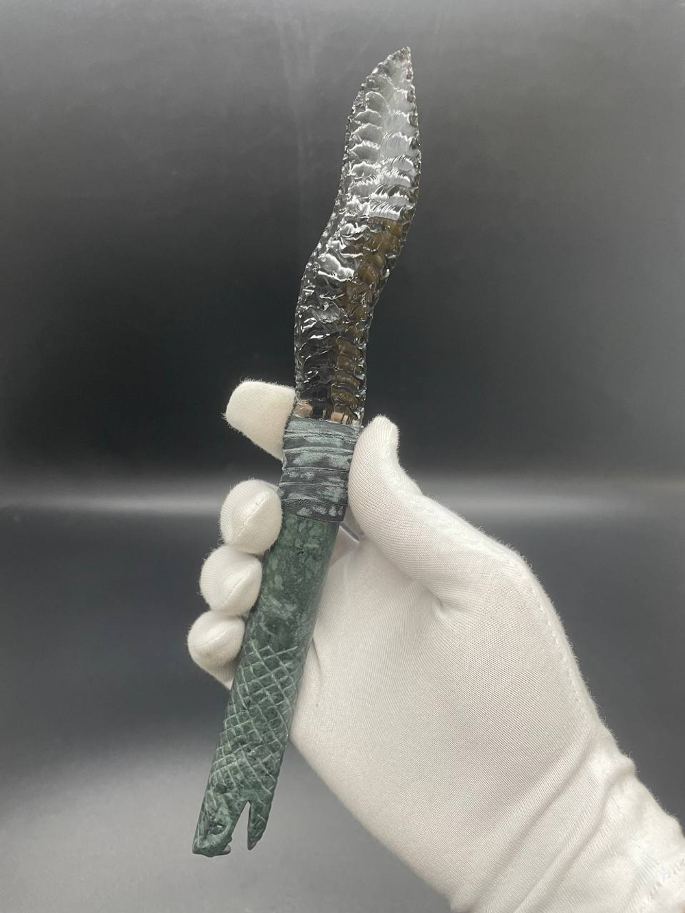 Нож из обсидиана с рукоятью из змеевика коллекционный с гравировкой змеи 23 см