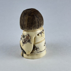 Статуэтка нэцкэ Женщина с корзиной цветов