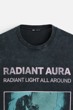 ZARA ФУТБОЛКА ИЗ ТКАНИ С ЭФФЕКТОМ ПОТЕРТОСТИ С ПРИНТОМ, ТЕМНЫЙ АНТРАЦИТ