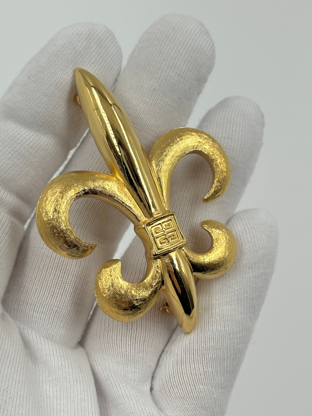 Брошь Fleur-de-lis Givenchy