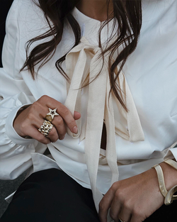 Рубашка с объемными рукавами на шнуровке