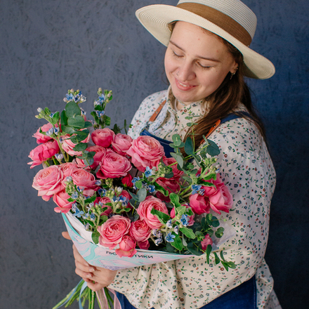 145. Выразительный яркий букет с кустовыми розами и оксипеталумом