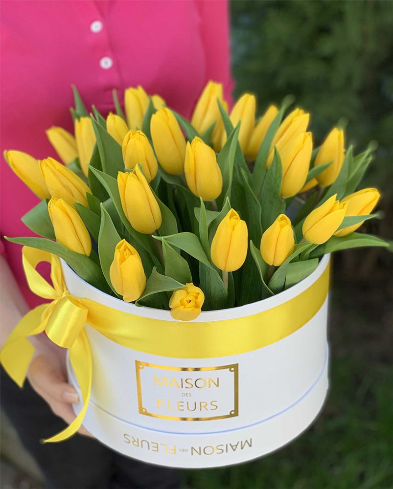 Желтые тюльпаны в белой подарочной коробке &quot;Maison des fleurs&quot;