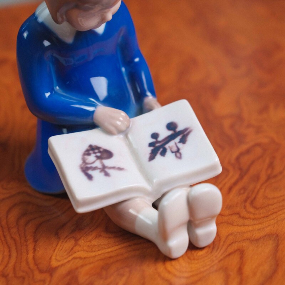 Фарфоровая миниатюра «Девочка с книжкой»