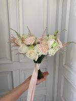 Свадебный букет из одноголовых роз, лизиантуса и диантусов