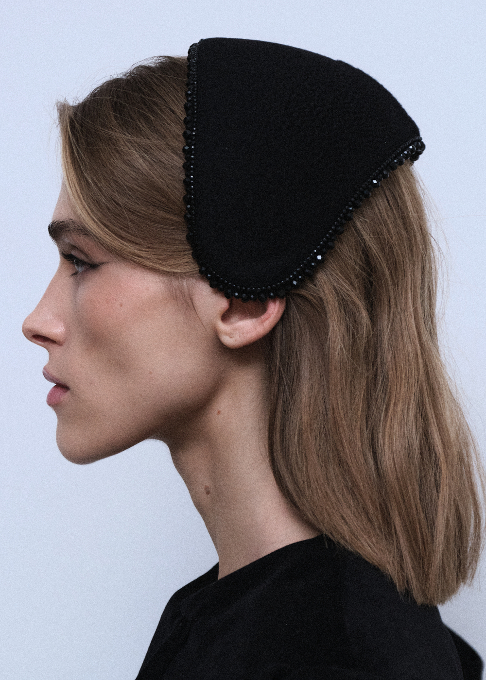 Полушляпка с декором