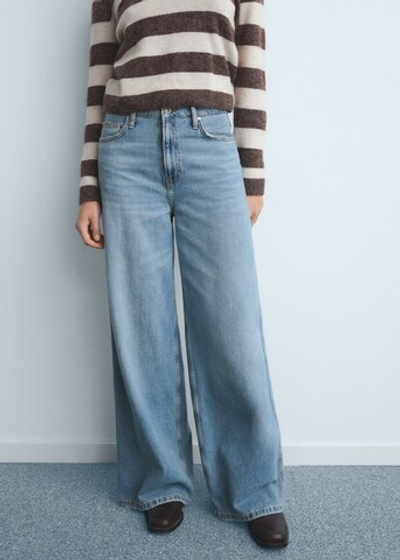 Джинсы с широкими штанинами и высокой посадкой