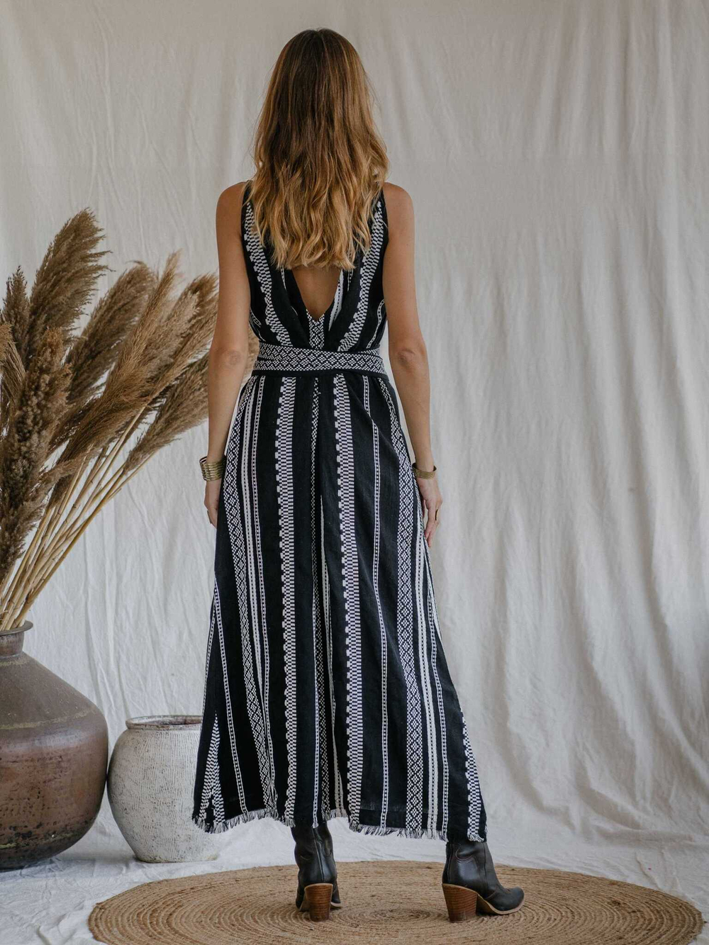 Жаккардовое платье макси с V-образным вырезом (черно-белое)