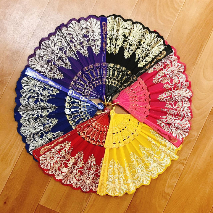 Веер Узоры белые вензеля золотистые блестки текстиль пластик цвет микс