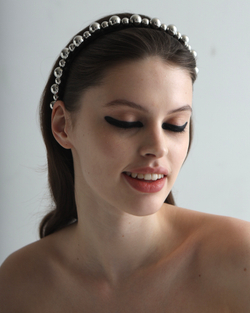 Тонкий ободок из шелка с серебристыми бусинами