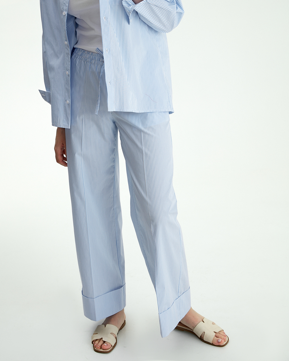 Свободные брюки на резинке в полоску