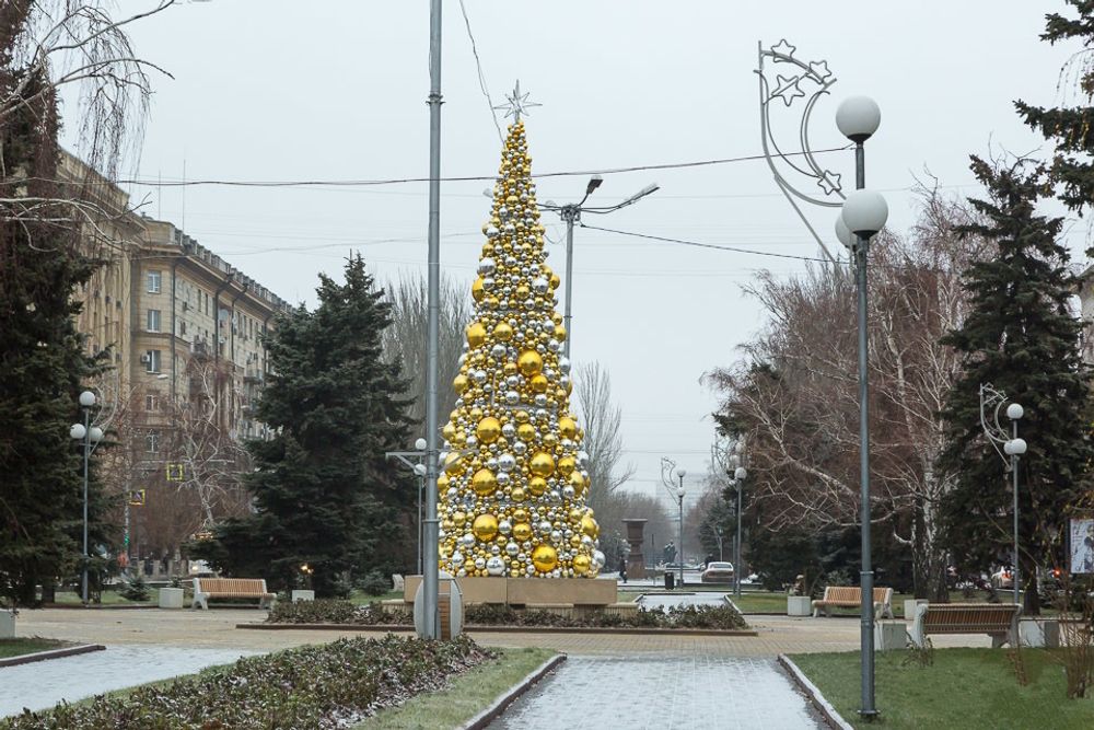 Уличная елка из шаров