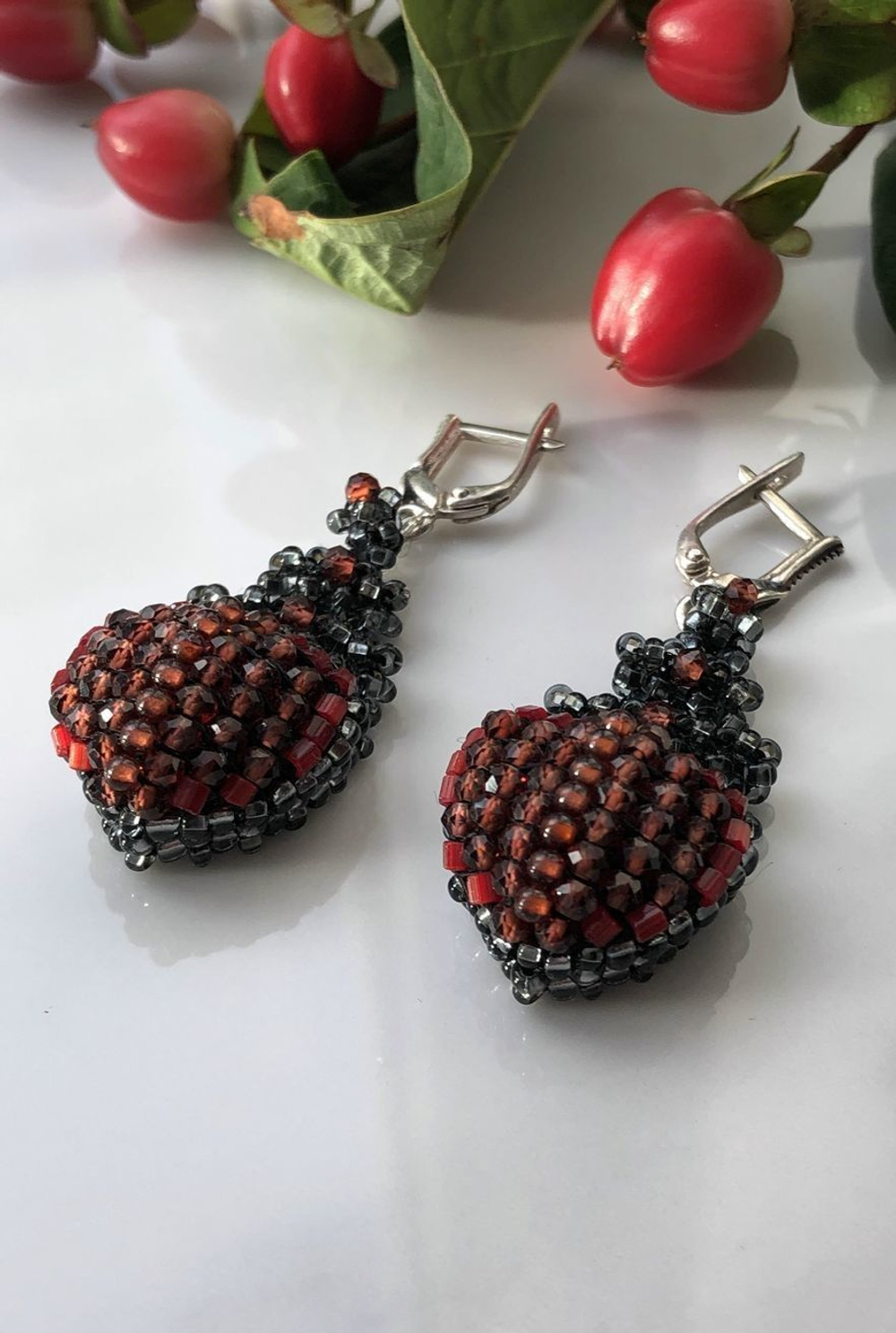 Серьги из бисера "Ника" ручной работы с камнем Гранат