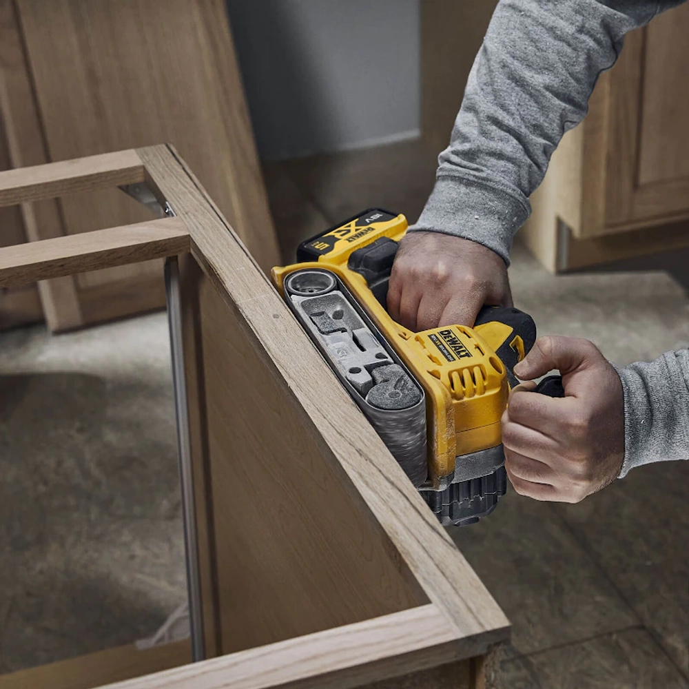 DeWalt DCW220N-XJ аккумуляторная ленточная шлифовальная машина (без АКБ и ЗУ)